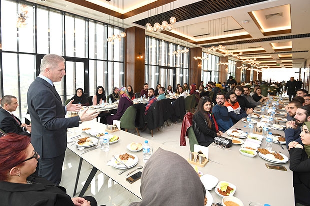 Vali Gül, velileri dinliyor