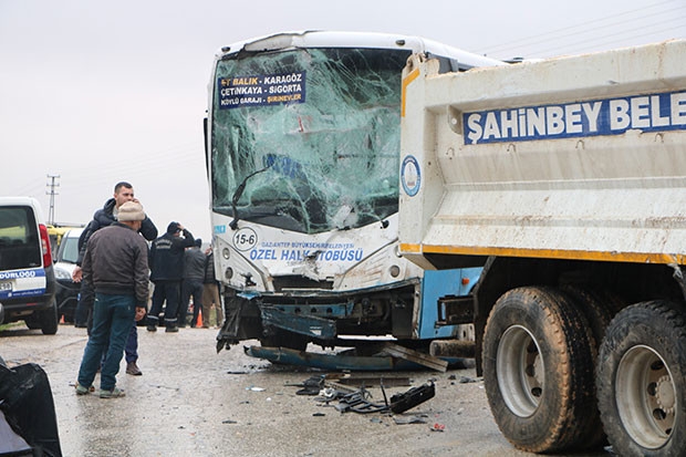 Halk otobüsü ile kamyon çarpıştı: 5 yaralı