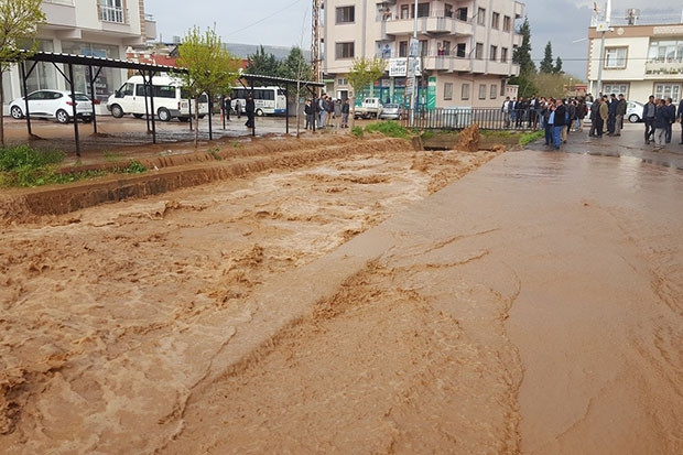 Yavuzeli'nde çay taştı, yollar göle döndü