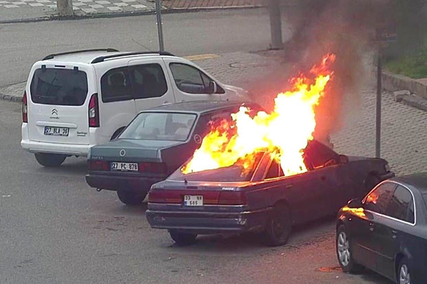 Hasar verilen otomobilden alevler yükseldi