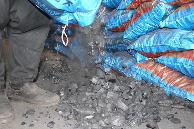 Gaziantep’te yakacağı biten vatandaşlar torba torba kömür alıyor