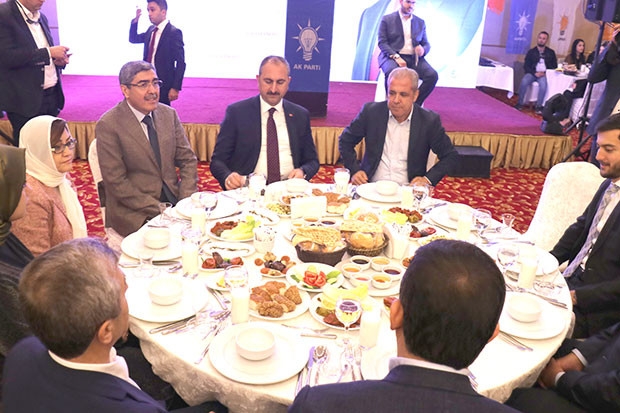 Bakan Gül, AK Partililerle iftarda bir araya geldi