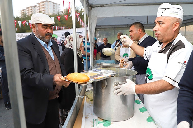 İFTARI AYNI SOFRADA AÇTILAR