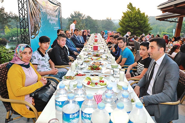 Fadıloğlu, yetimlerin yüzünü güldürdü