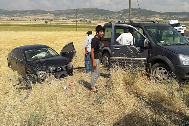 Çarpışan araçlar buğday tarlasına girdi: 2 yaralı