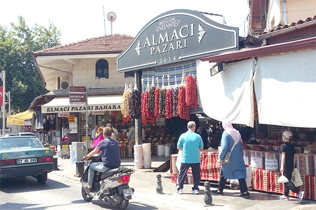 Almacı Pazarı esnafı gurbetçileri bekliyor