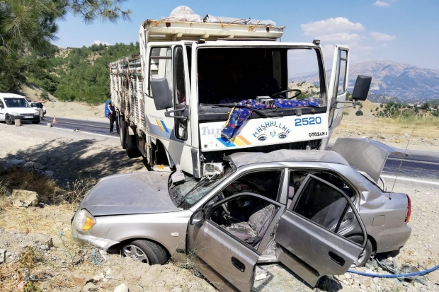 Kamyon ile otomobilin çarpıştığı kazada polis memuru öldü
