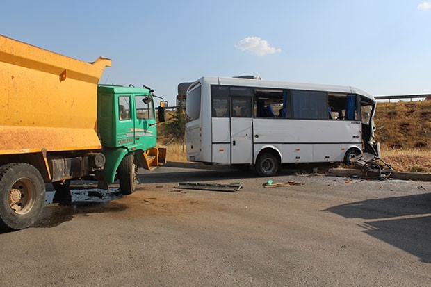 İşçi servisi ile kamyon çarpıştı: 15 yaralı