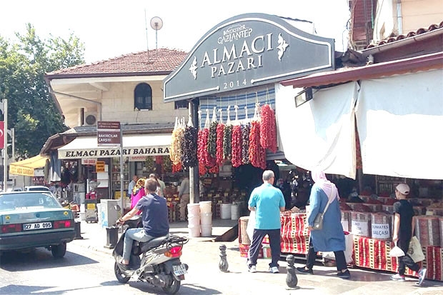 ESNAFLARIN YÜZÜNÜ GURBETÇİ GÜLDÜRDÜ