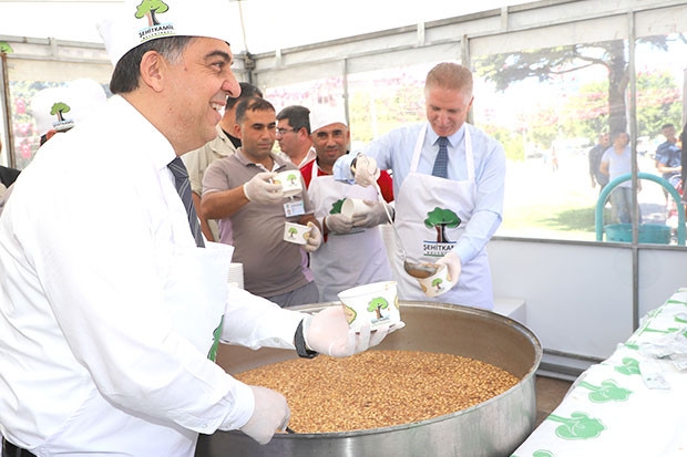 Şehitkamil’de aşure ikramı başladı