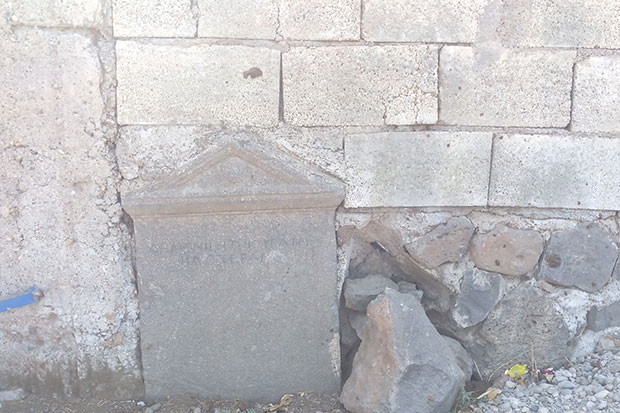 Tarihi mezar taşından duvar yaptı