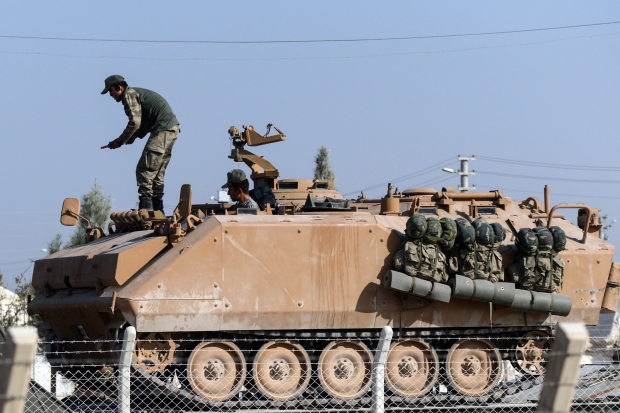 Türk tankları Telabyad’a girmek için bekliyor