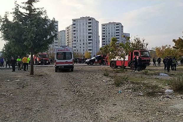 cami inşaatında iskele çöktü: 1 işçi kayıp