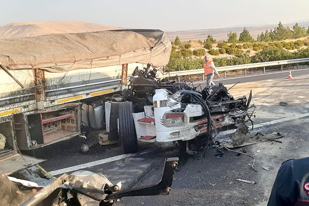 Uyuyakalan tır şoförü bariyerlere çarparak durabildi