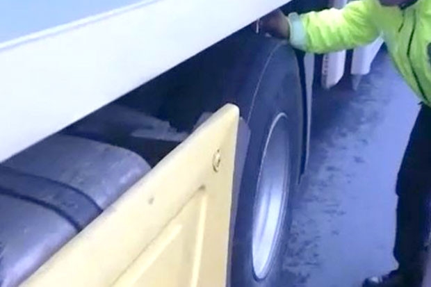 Trafik polislerinden kış lastiği uygulaması