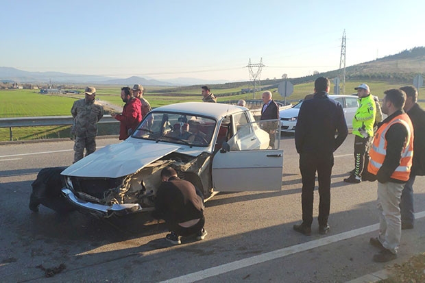 Çocuğunu hastaneye götürürken kaza yaptı