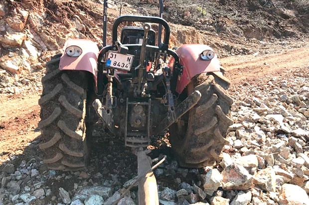 İşçileri taşıyan traktör devrildi: 6 yaralı