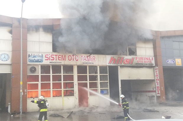 Otomobil parçalarını temizlerken iş yerini yaktı