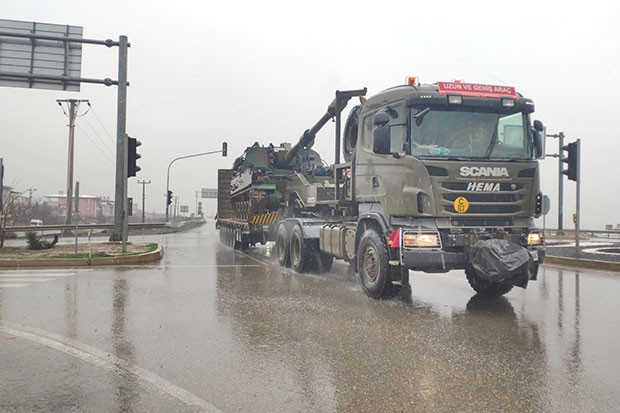 Suriye sınırına zırhlı araç sevkıyatı