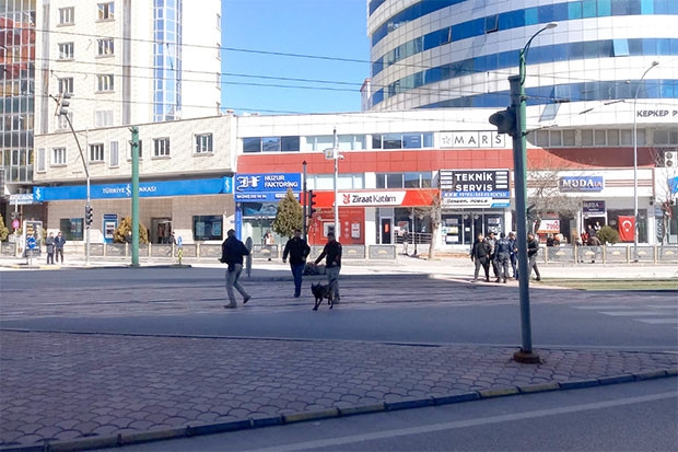 EMNİYET MÜDÜRLÜĞÜ ÖNÜNDE BOMBA PANİĞİ