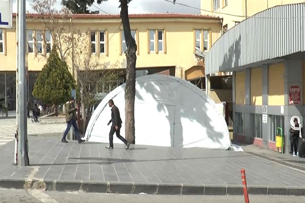 Gaziantep'te hastane bahçelerine triaj çadırı kuruldu