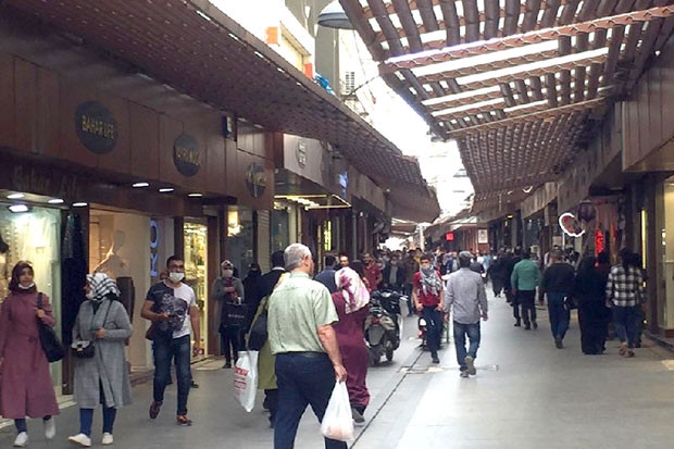 Gaziantep’te vatandaşlar çarşıya akın etti