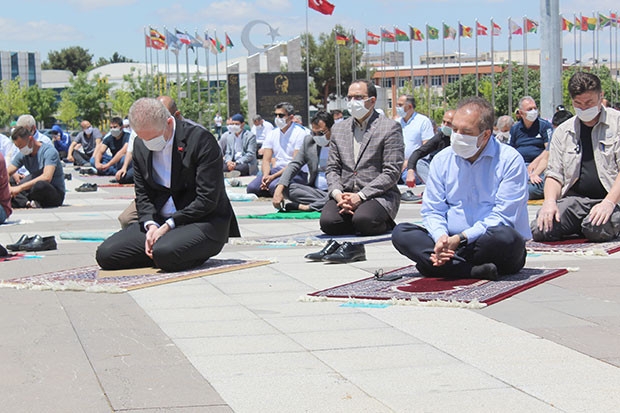 Salgın sonrası ilk cuma namazı meydanlarda kılındı