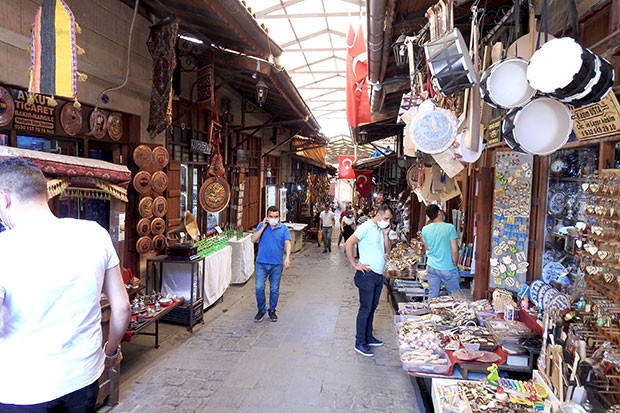 Bakırcılar Çarşısı'nda çekiç sesleri yeniden yankılandı