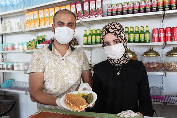 Esnaf çiftten ‘askıda tost’ kampanyası