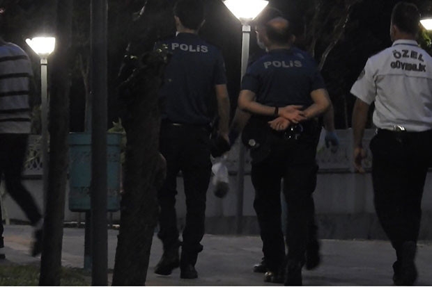 Parkta gömülü bulunan et parçası polisi harekete geçirdi