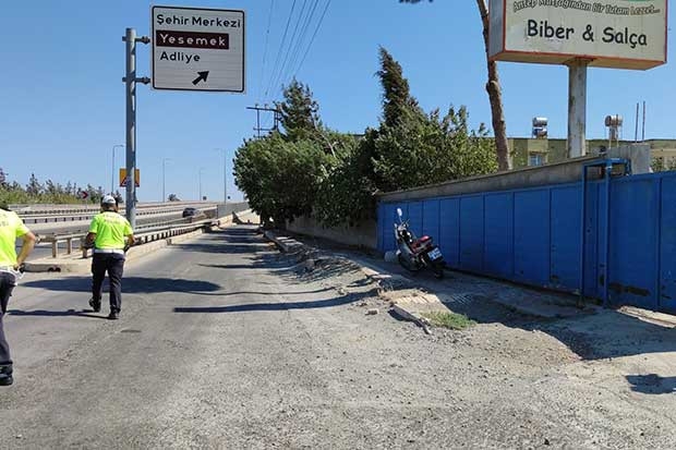 Otomobil sürücüsü motosiklete çarpıp kaçtı