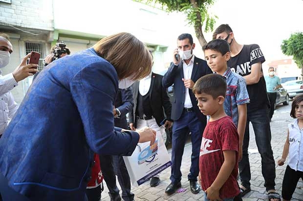 Şahin, çocuklara kendi elleriyle maskelerini taktı