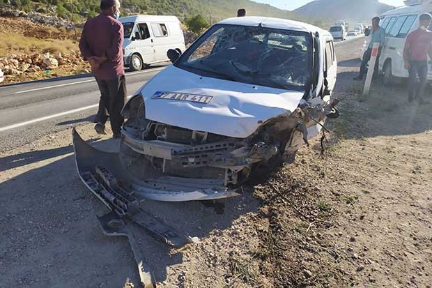 Gaziantep’te 2 otomobil kafa kafa çarpıştı: 11 yaralı