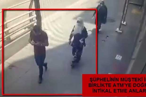 Yardım bahanesiyle yaklaştı, paraları kendi hesabına aktardı