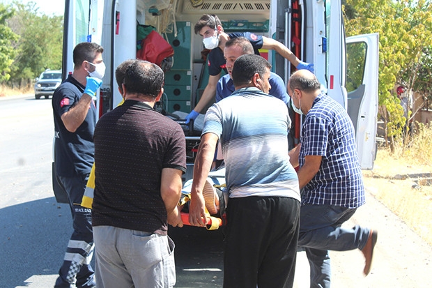 Tarlaya uçan araca fıstık ağacı ok gibi saplandı