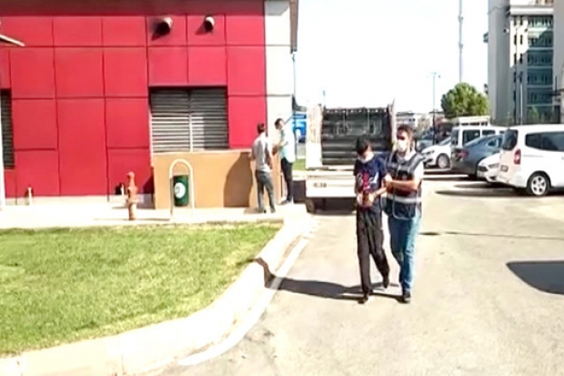 Önce kameraya sonra polise yakalandı