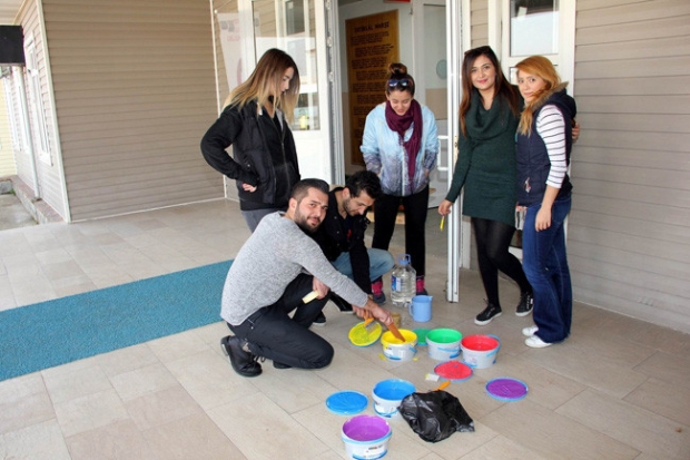 Gençler kolları eğitim için sıvadı