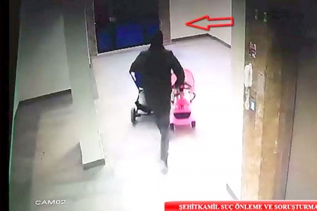 Bebek arabası hırsızlığı güvenlik kamerasına yansıdı