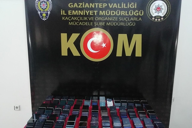 Aracın gizli bölmesinde kaçak telefonu yakalandı