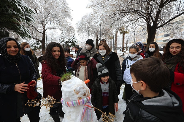 Başkan Şahin, polis ve çocuklarla kar topu oynadı