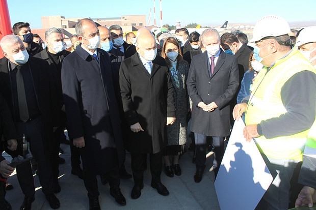 Bakan Karaismailoğlu ve Bakan Gül Gaziantep Havalimanı inşaatında incelemelerde bulundu