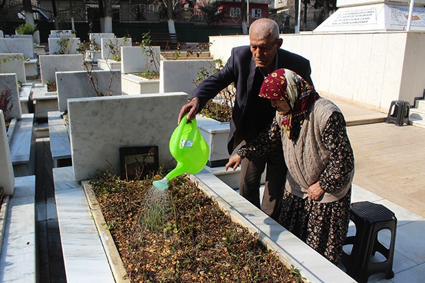 Her şeyi unuttu ama şehit oğlunu unutmadı