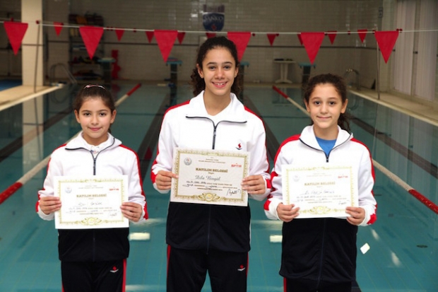 Sanko Okulları öğrencilerinin yüzme başarısı