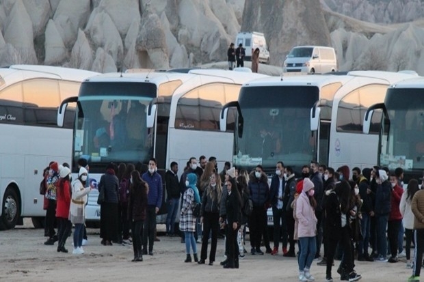 Korona virüsü yok sayıp halay çekip, oyun oynadılar