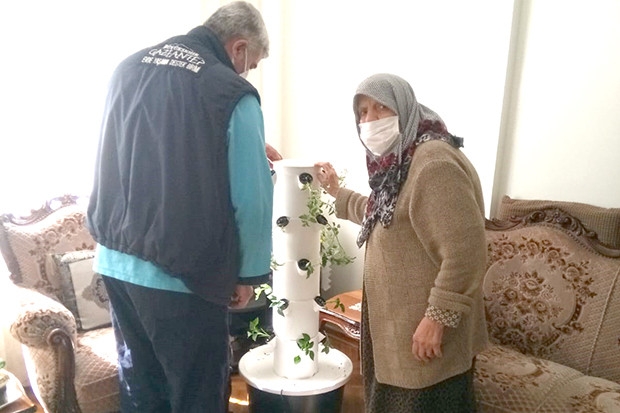 Ulu çınarlara yaşlılar haftasında anlamlı hediye