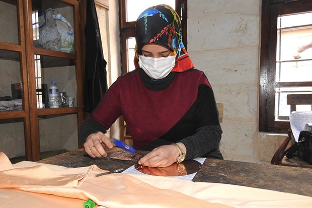 Duymadan konuşamadan bakırcılık mesleğini öğreniyor