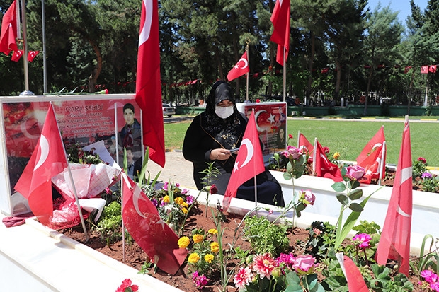 Şehit aileleri çocuklarını ziyaret etti