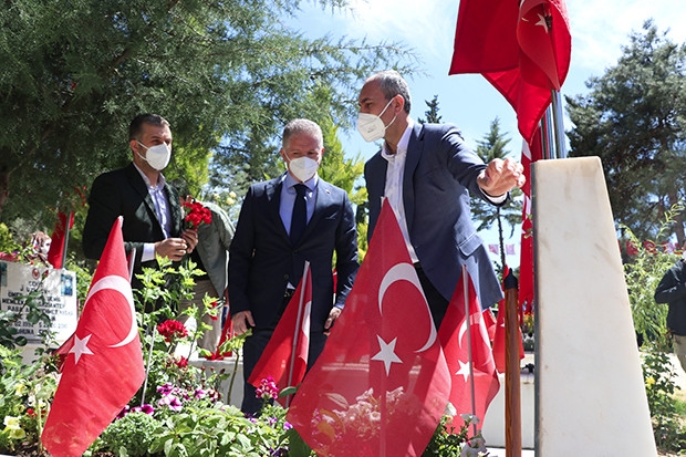 Bakan Gül annesinin mezarını ziyaret etti