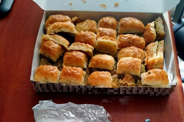 Baklava kutusuyla uyuşturucu sevkiyatı polise takıldı