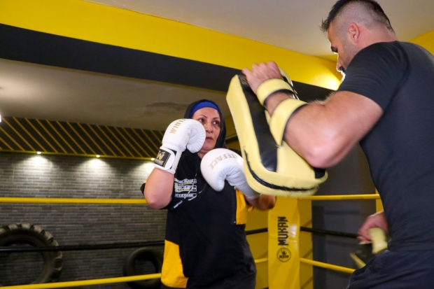 56 yaşındaki kick boks sporcusu gençlere taş çıkartıyor